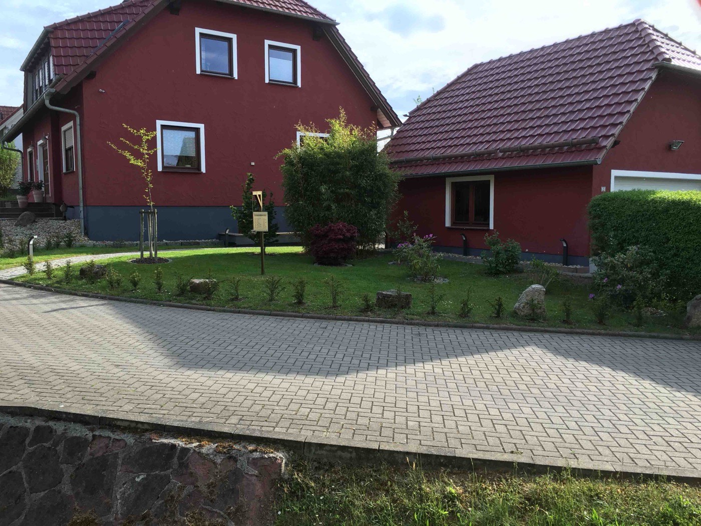 Außenansicht des Hauses mit Garten und gepflegten Grünanlagen